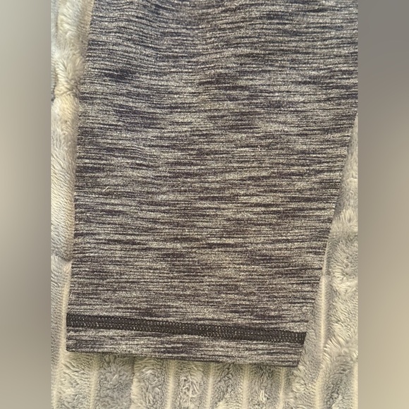 Victoria's Secret Heather Gray Leggings Cropped - Picture 2 of 5